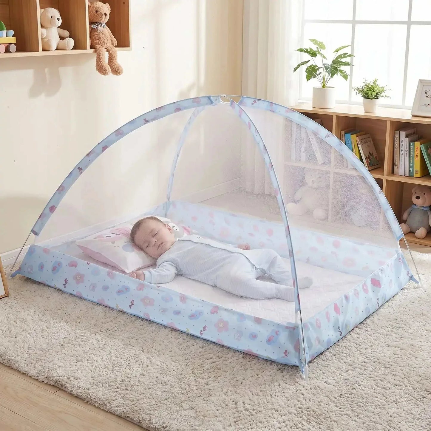 Bébé dormant paisiblement dans un lit moustiquaire violet protégeant contre les insectes.