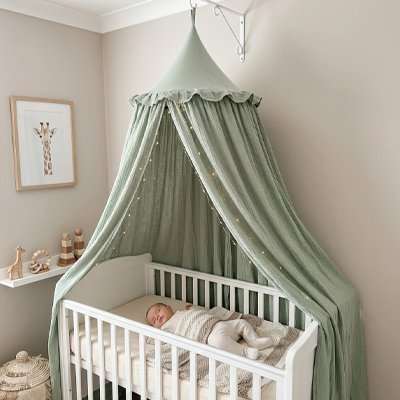 Ciel de lit vert belle chambre de bebe