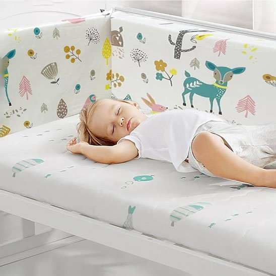 enfant dort dans son lit avec un Tour de lit motif gazelle