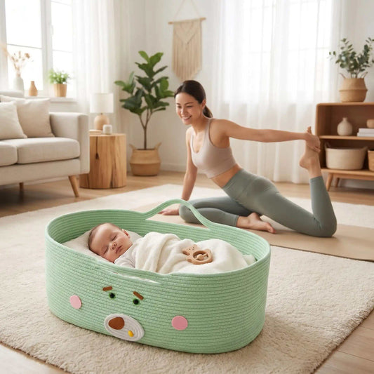 Réducteur de lit vert avec bebe dedans
