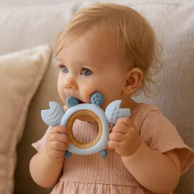Anneau de dentition bleu dans les main de bébé