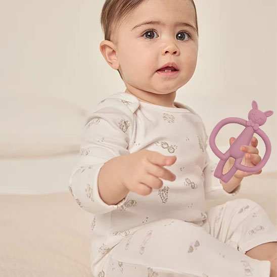 Anneau de dentition dans les mains de bebe
