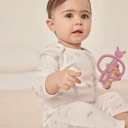 Anneau de dentition dans les mains de bebe