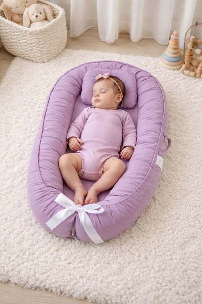 bébé allonger dans son bébé réducteur de lit