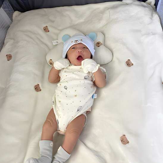 bébé allonger sur sa couverture bébé ultra douce