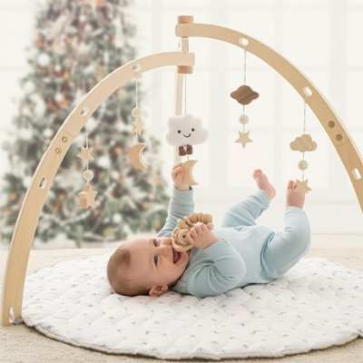 bébé bien joyeux sous son arche d'éveiil