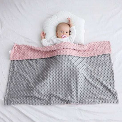 bébé couverte avec sa couverture bébé rose et gris