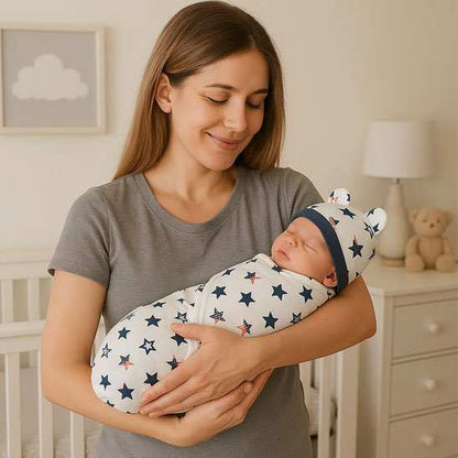 bébé dans les bras de maman dans sa Couverture emmaillotag étoiles