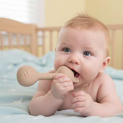 bébé dans son lit avec son anneau de dentition 