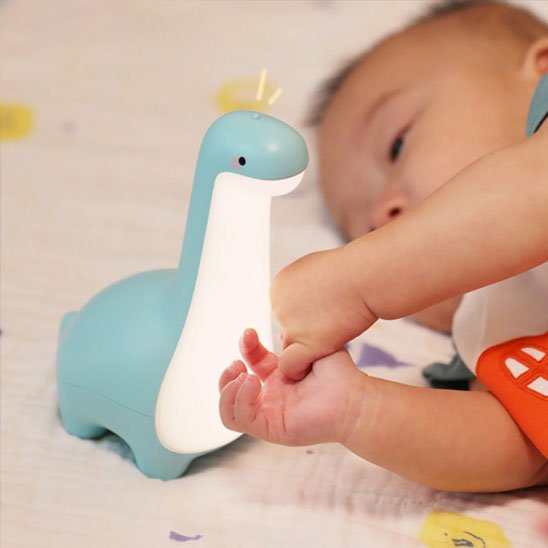  bébé dort a coter de sa veilleuse bébé 