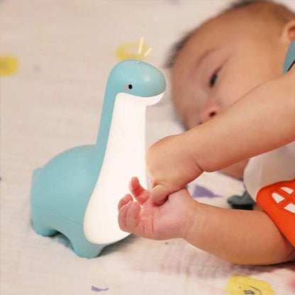  bébé dort a coter de sa veilleuse bébé 