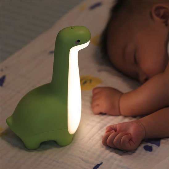 bébé dort a coter de sa veilleuse bébé 