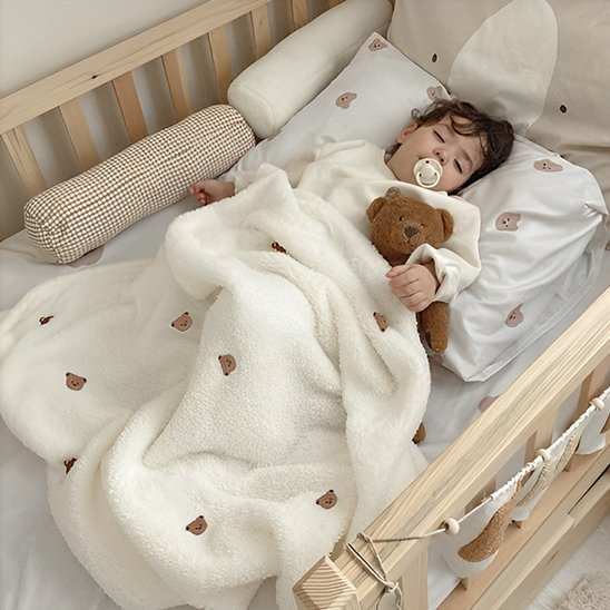 bébé dort avec sa couverture bébé ultra douce