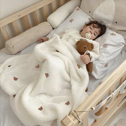 bébé dort avec sa couverture bébé ultra douce