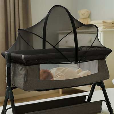 bébé dort avec son moustiquaires lit bebe 
