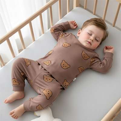 Pyjama bébé Pyjama bebe | Tout Doux marron en tissu doux, à manches longues et imprimé de petits ours.