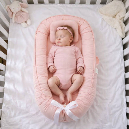 bébé dort dans son bébé réducteur de lit