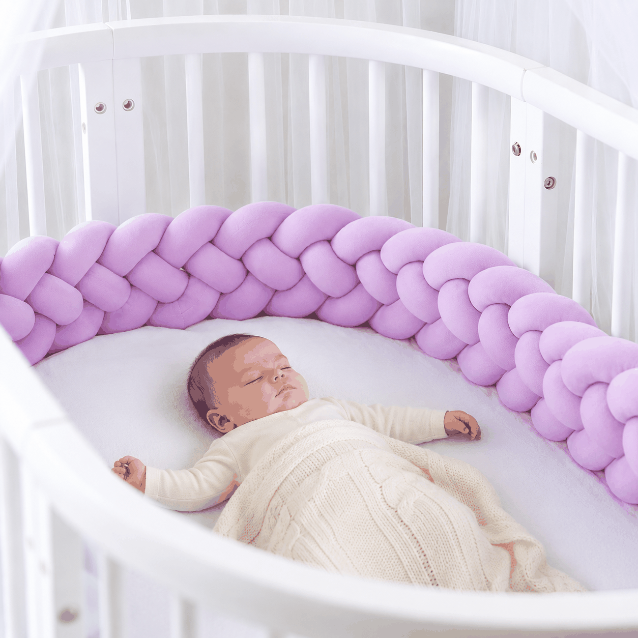 bébé dort dans son lit entourer de tresse tour de lit violet 4brins