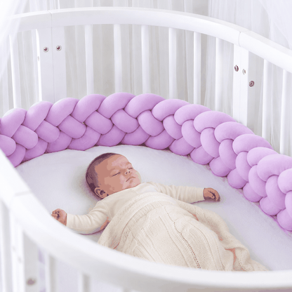 bébé dort dans son lit entourer de tresse tour de lit violet 4brins
