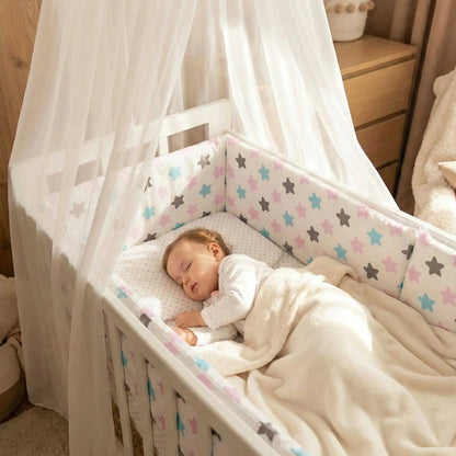bébé dort dans son lit motif du Tour de lit étoiles