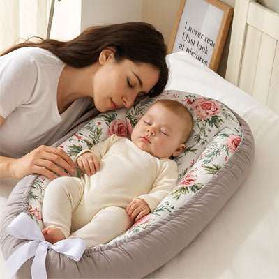 bébé dort dans son reducteur de lit beige