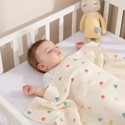 bébé  dort paisiblement avec une Couverture bébé 