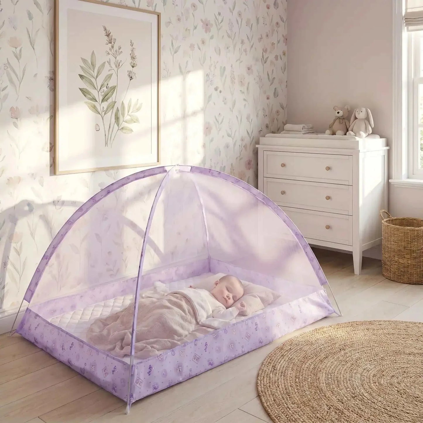 Bébé dormant paisiblement dans un lit moustiquaire violet protecteur contre les insectes