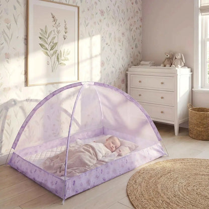 Bébé dormant paisiblement dans un lit moustiquaire violet protecteur contre les insectes