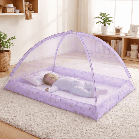Bébé dort paisiblement sous un lit moustiquaire bébé violet protecteur