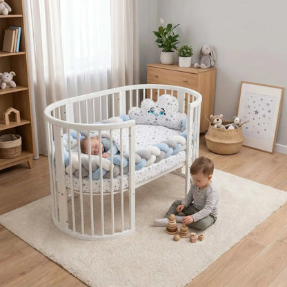 Bébé dort paisiblement dans son lit protégé par un tour de lit tresse ultra-doux