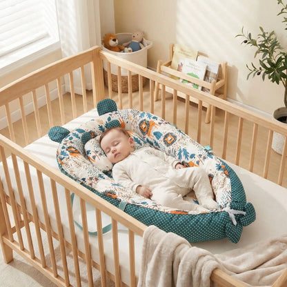 bébé dort paisiblement dans son réducteur de lit bébé