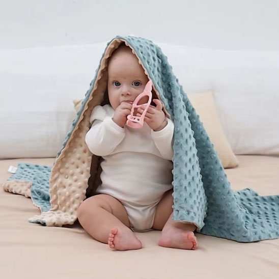 bebe en dessous de sa  ouverture bébé