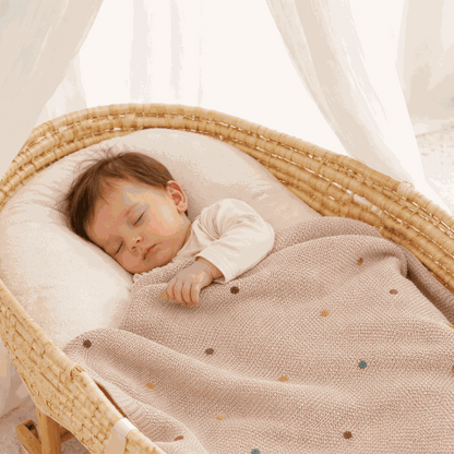 bebe endormie avec sa couverture bebe tricot beige