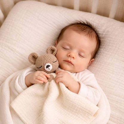 bébé endormie avec son doudou dans les main