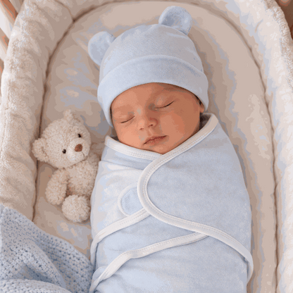 bébé endormie dans son emmaillotage couverture bleu pour bien dormir comme dans le ventre de maman