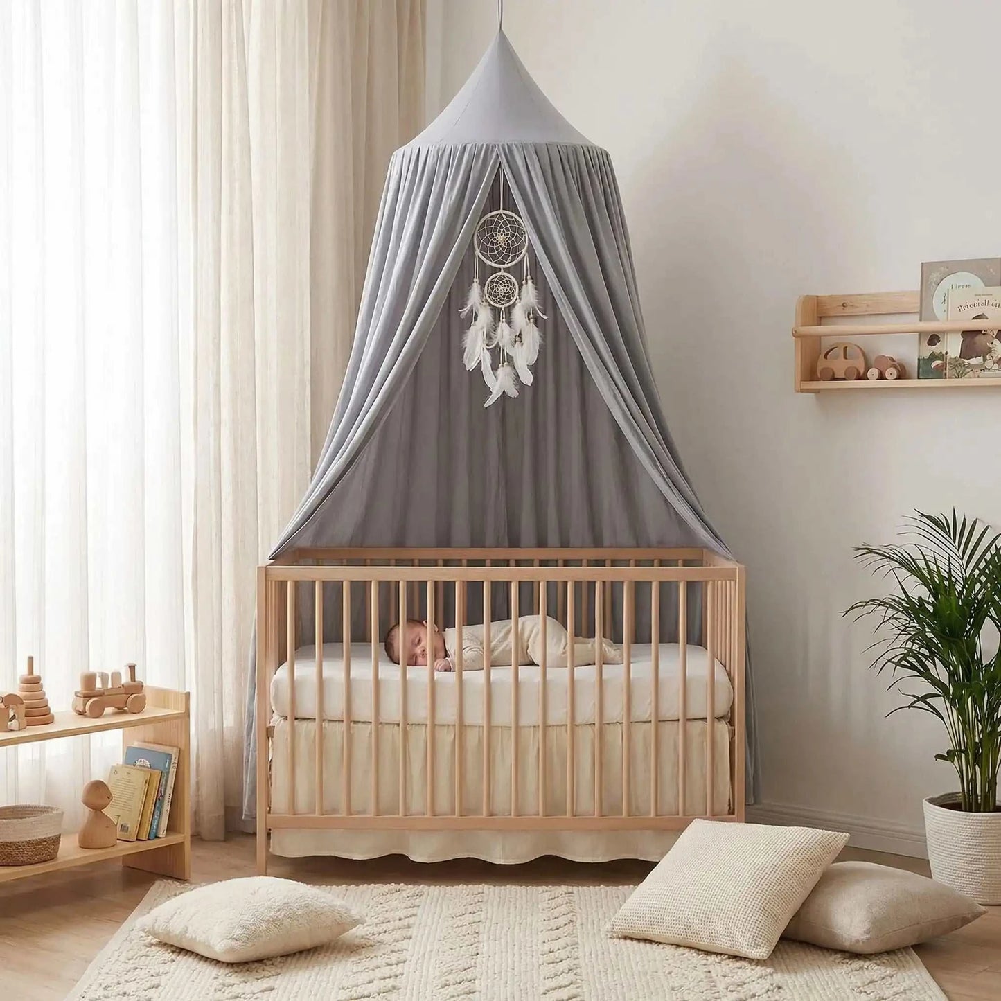 bébé endormie sous son ciel de lit cabane
