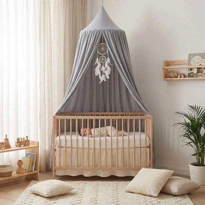 bébé endormie sous son ciel de lit cabane