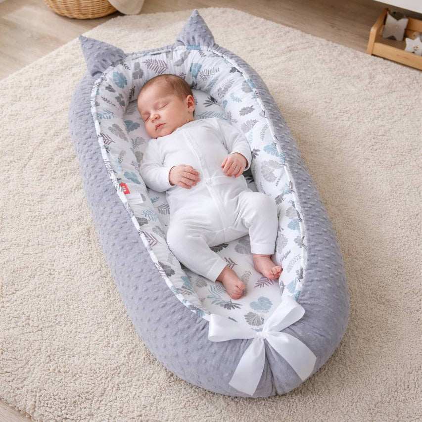 bébé endormie sur le tapis reducteur de lit bebe gris