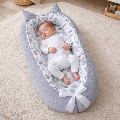 bébé endormie sur le tapis reducteur de lit bebe gris