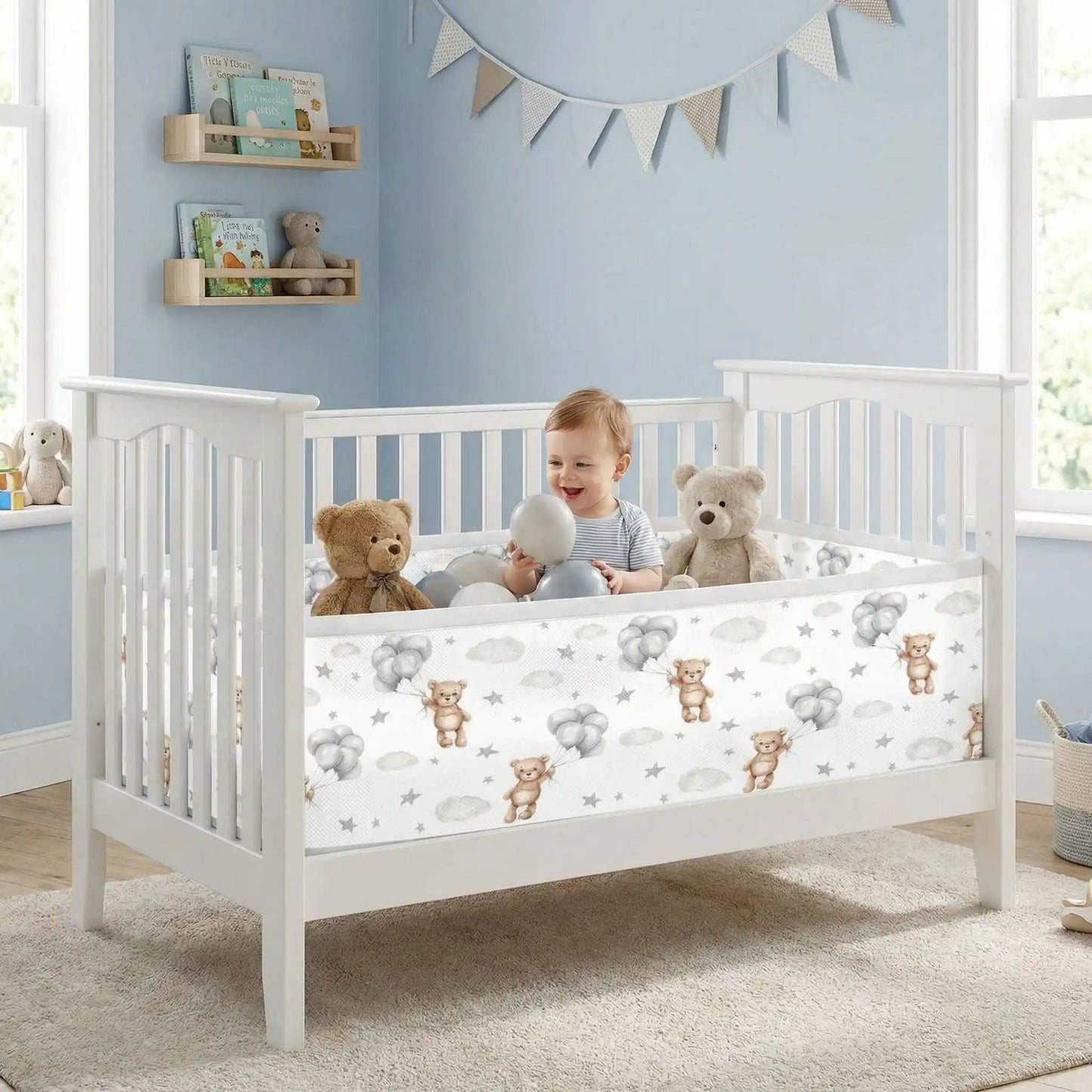 bébé joue avec ses doudou entourer de tour de lit respirant ours