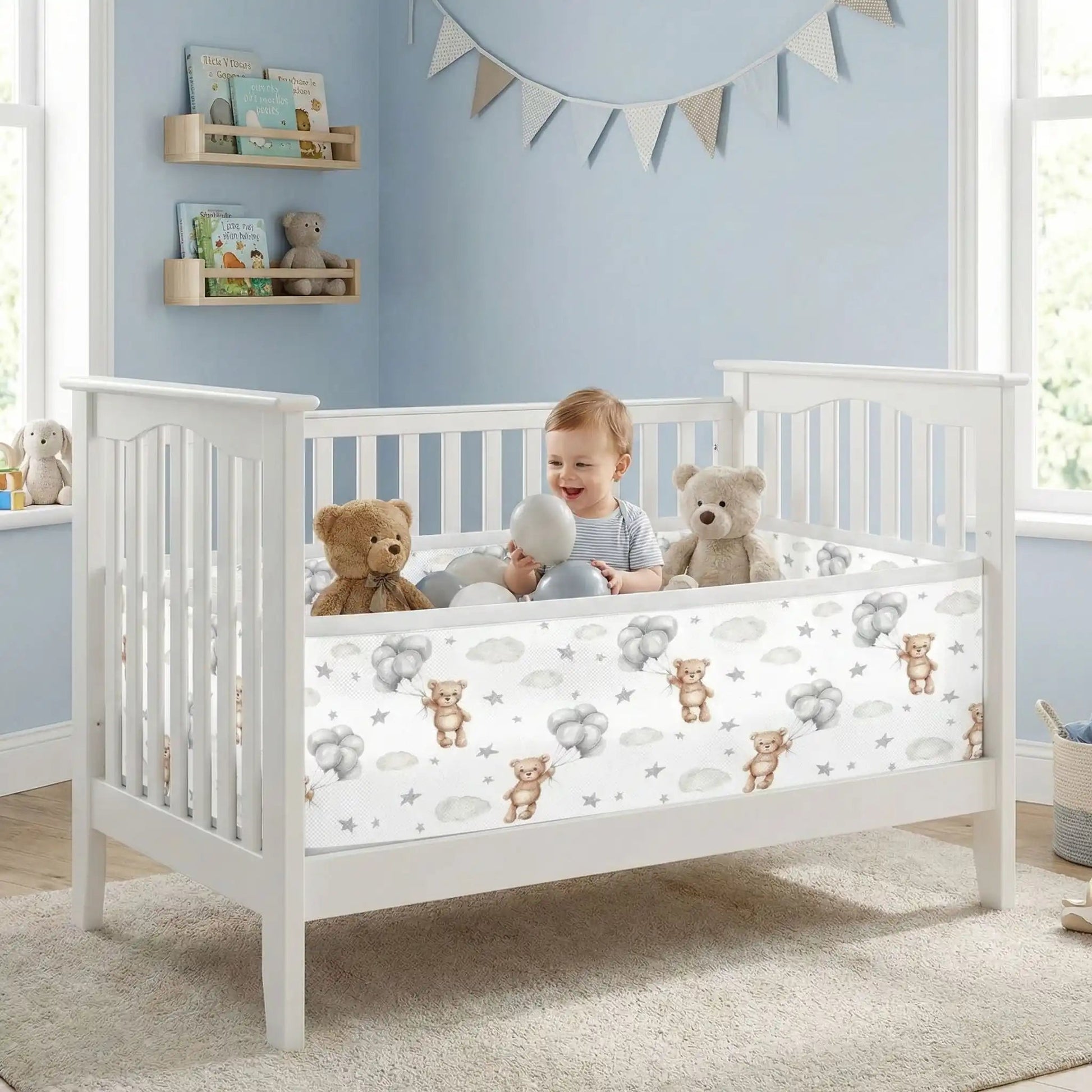 bébé joue avec ses doudou entourer de tour de lit respirant ours