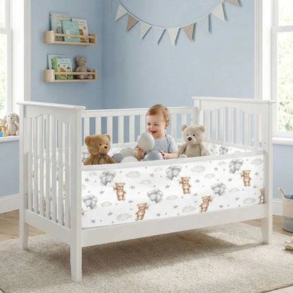 bébé joue avec ses doudou entourer de tour de lit respirant ours