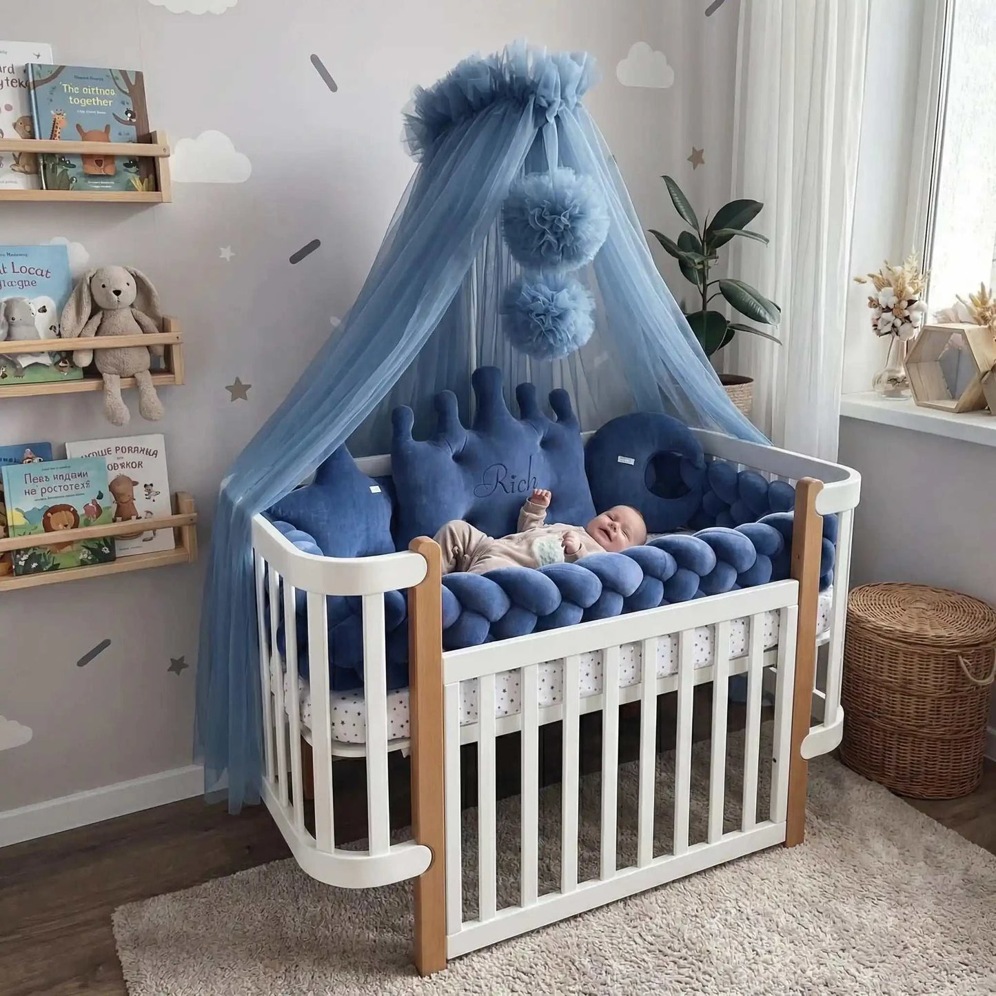 bébé joue dans sont lit entourer de tresse de lit bébé