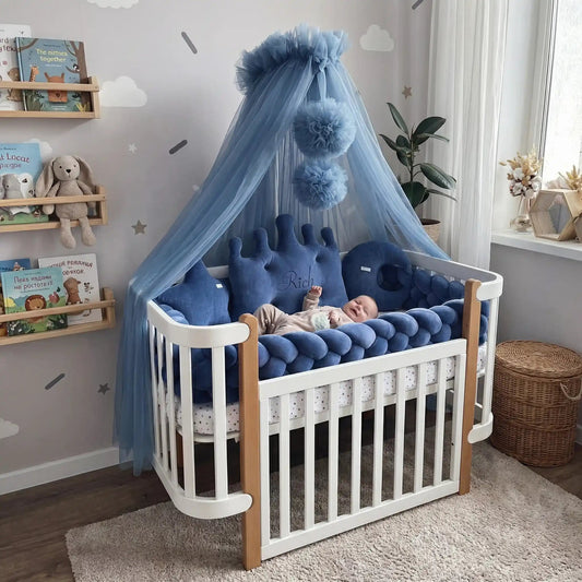 bébé joue dans sont lit entourer de tresse de lit bébé