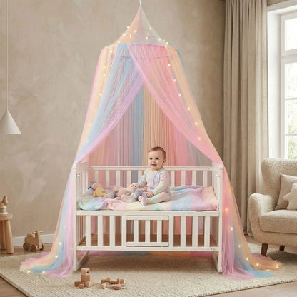 bébé joyeux sous son ciel de lit feerique