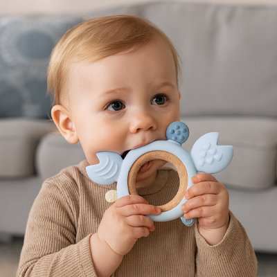 bébé mord son anneau de dentition bleu