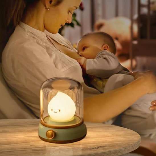 bébé prend le seins sous la lumière de la veilleuse bébé