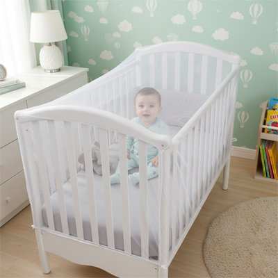 bébé protégé par un moustiquaire lit bébé 