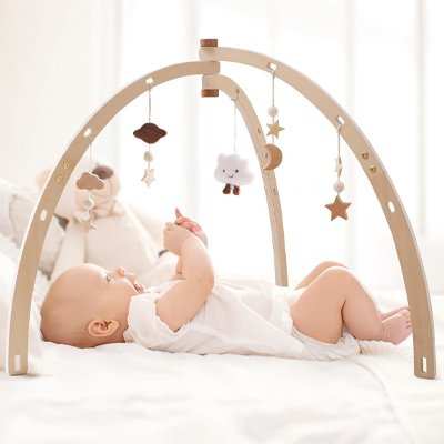 bébé sous son arche d'éveil forme ronde
