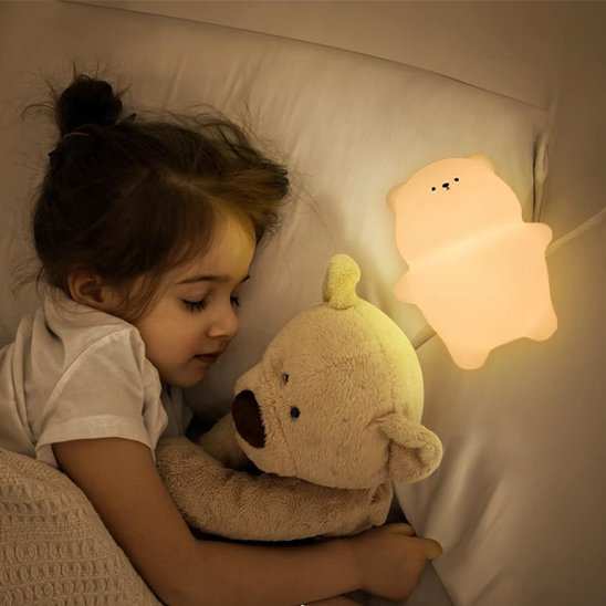 Bebe veilleuse sur le lit a cote d une fille endormie